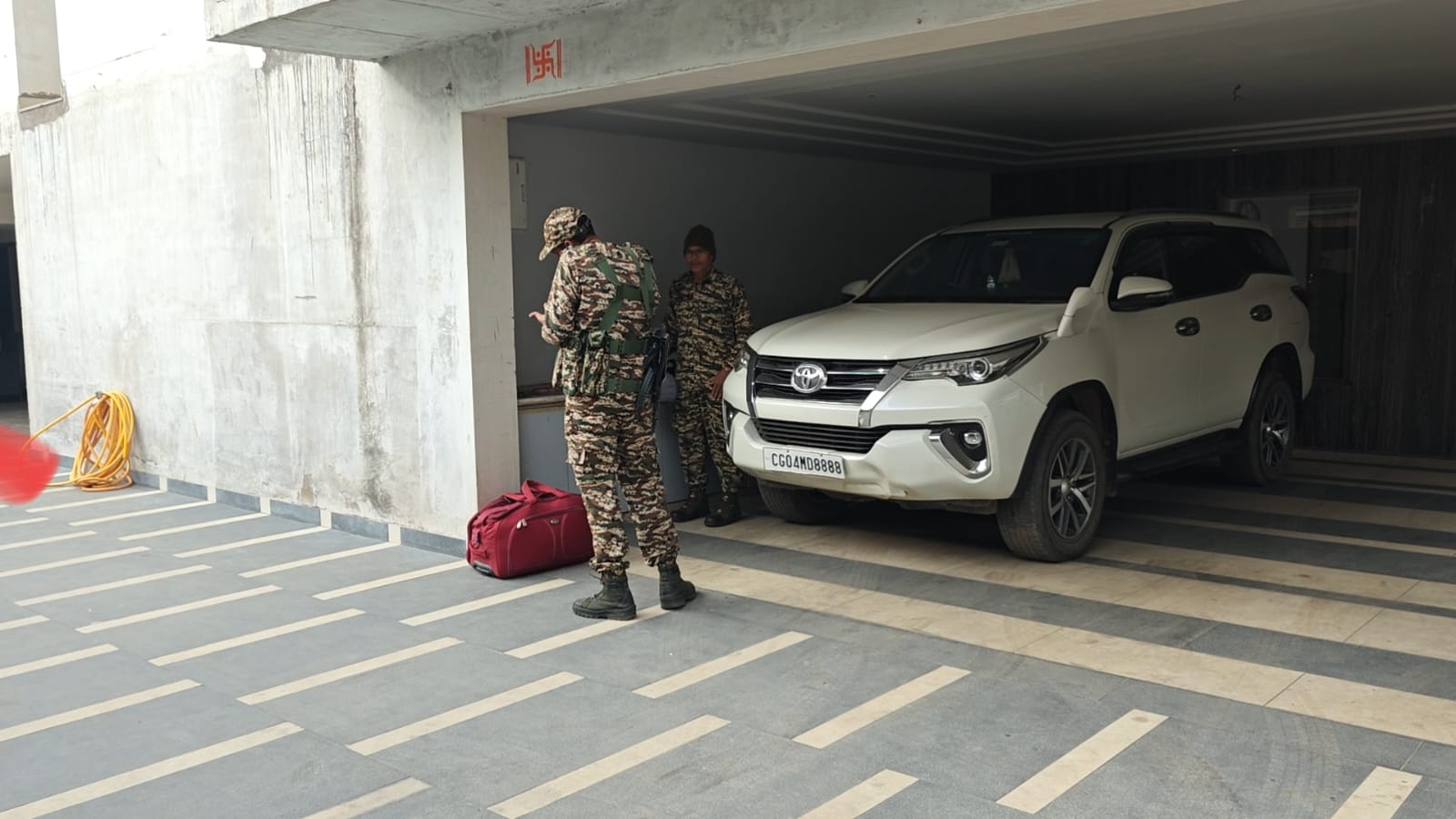 अवंति विहार स्थित कारोबारी के घर और ऑफिस में चल रही है।