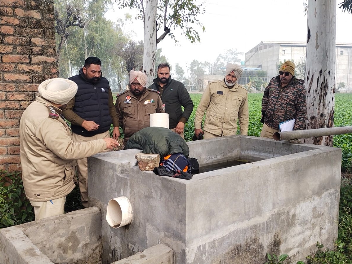 ਖੇਤ 'ਚ ਮੋਟਰ 'ਤੇ ਨੌਜਵਾਨ ਦੀ ਲਾਸ਼ ਅਤੇ ਮੌਕੇ 'ਤੇ ਮੌਜੂਦ ਪੁਲਸ।