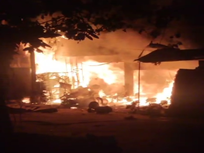 कैटरिंग दुकान में गैस सिलेंडरों में विस्फोट के बाद भड़की आग। - Dainik Bhaskar