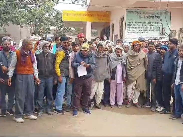 खेड़िया ग्राम पंचायत के अंतर्गत आने वाले केसरी सिंह का पुरा के ग्रामीणों ने शुक्रवार को कलेक्ट्रेट पहुंचकर अपनी मांगों को लेकर प्रदर्शन किया। - Dainik Bhaskar