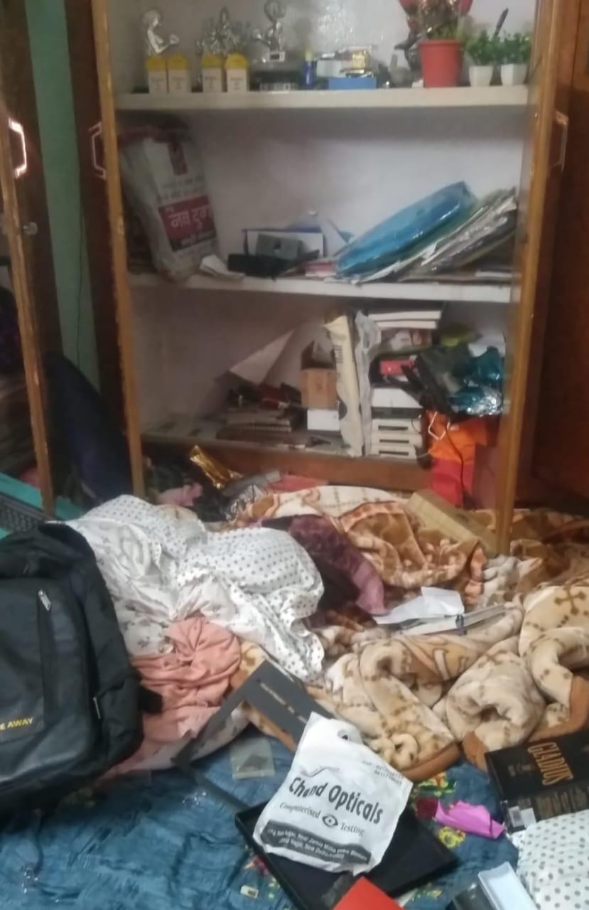चोरों ने सेफ का ताला तोड़कर सारा सामान खंगाल लिया।