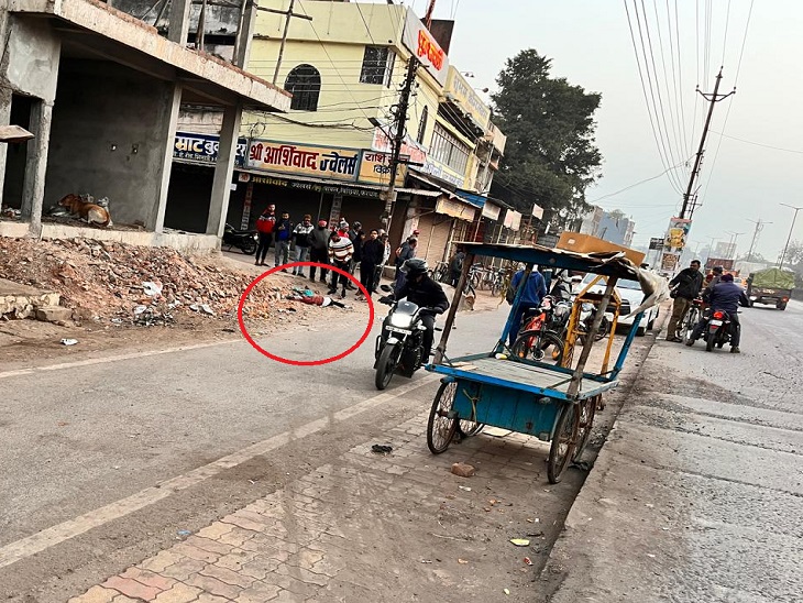 सर्विस लेन में किनारे खड़ी युवती को वाहन ने कुचला