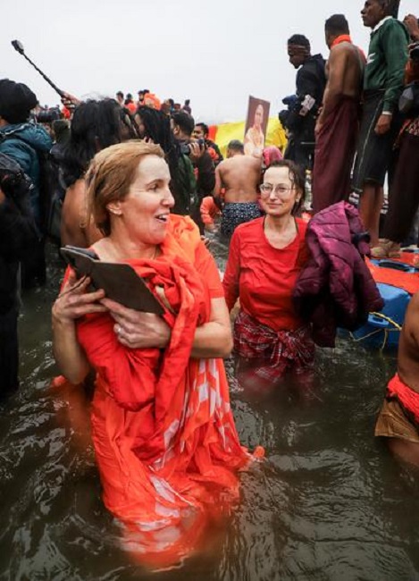 कुंभ के दौरान स्नान करती हुईं विदेशी महिलाएं।