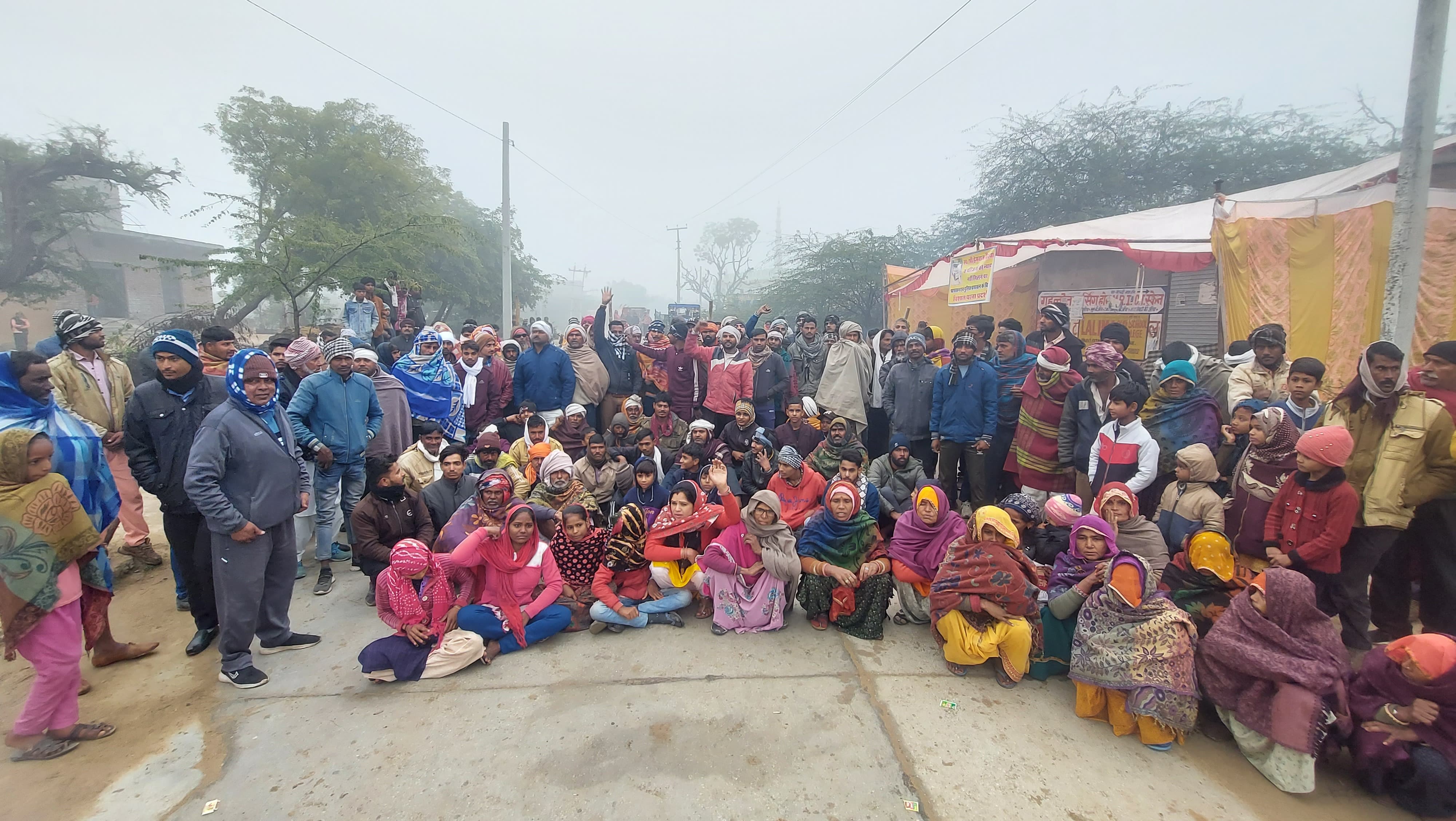 Angry villagers blocked the grazing road, hundreds of vehicles were  stranded for 10 hours, agreed on the assurance of police | गुस्साए  ग्रामीणों ने चराई मार्ग पर लगाया जाम, 10 घंटे तक
