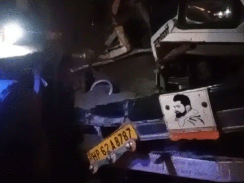 हिमाचल प्रदेश के बिलासपुर में बीती रात में ट्रक और टिप्पर में जोरदार भिड़ंत, ट्रक ड्राइवर की मौत - Dainik Bhaskar