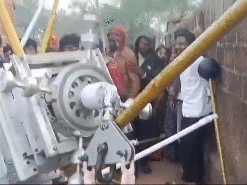 सैटेलाइट पेलोड बैलून को देखने के लिए गांववाले इकट्ठा हुए।