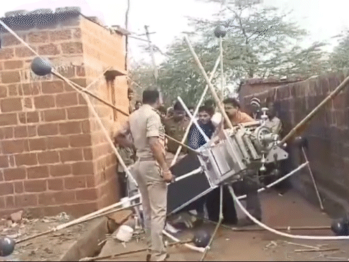 गांववालों की सूचना के बाद मौके पर पहुंची पुलिस ने गांववालों को समझाया कि डरने की जरूरत नहीं है।