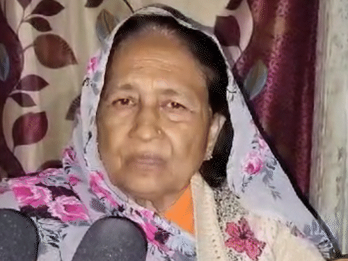 ये तस्वीर हर्षा रिछारिया की दादी विमला की है।