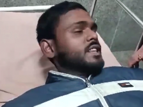 ये घायल विशाल की हैं। इनका आरोप है कि केजरीवाल ने हमारे ऊपर गाड़ी चढ़ाने को कहा।