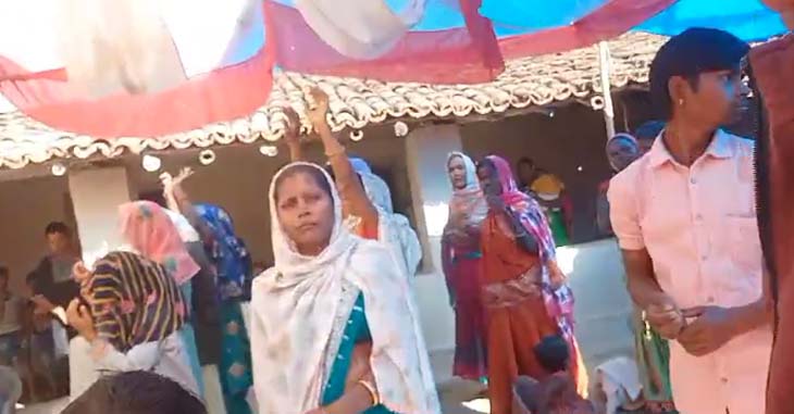 चंगाई सभा में गांव के महिला और पुरुष दोनों काफी संख्या में मौजूद थे।