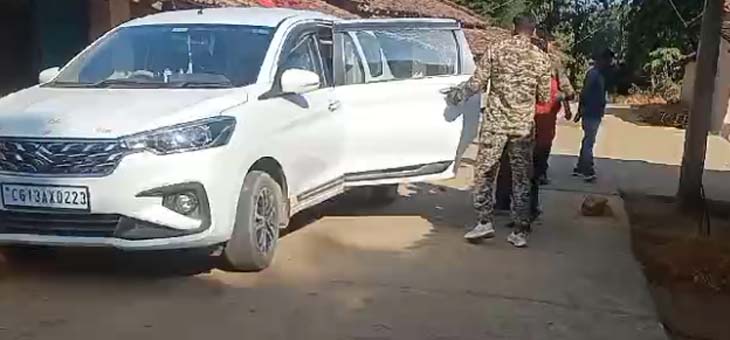 पास्टर लोगों को लैलूंगा थाना ले जाते हुए पुलिस जवान