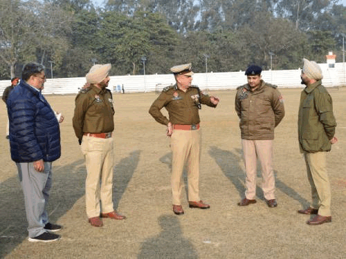 गणतंत्र दिवस कार्यक्रम को लेकर डीआईजी गिल दौरान कर जानकारी देते हुए। - Dainik Bhaskar