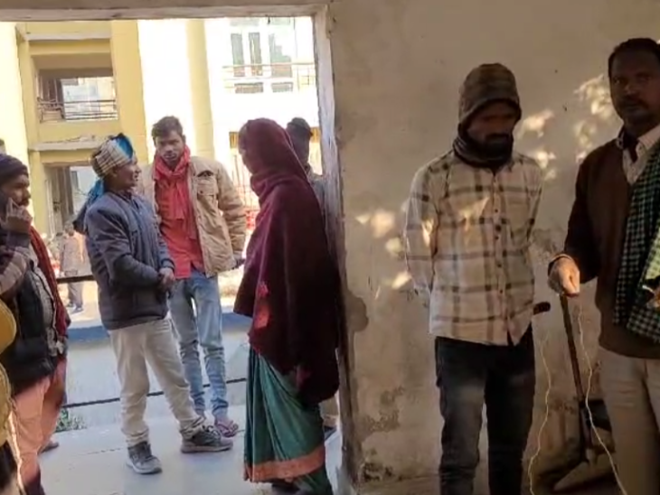 मृतक की पत्नी और परिजनों ने ठंड से युवक की मौत का दावा किया है।