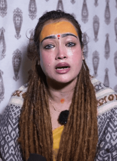हर्षा रिछारिया की ये तस्वीर उस समय की है जब वह महाकुंभ मेला छोड़ने का ऐलान करते समय रो पड़ीं थीं।