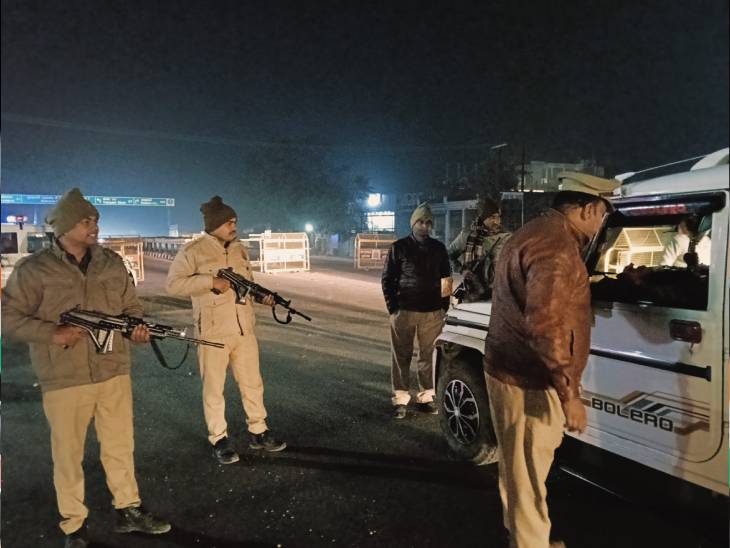 गाड़ियों की रात में तलाशी लेते पुलिस के जवान।