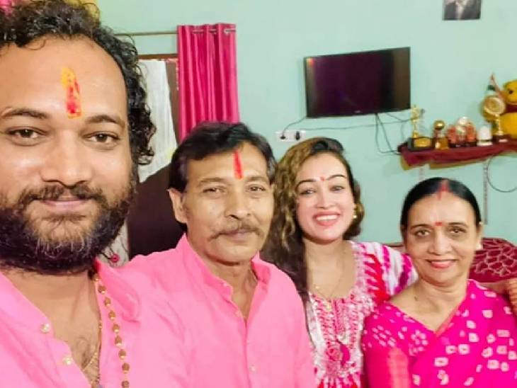 मां-पिता के साथ बीच में हर्षा रिछारिया।