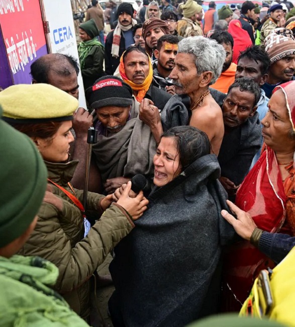 तस्वीर 2025 कुंभ की है। भूले भटके शिविर के पास भीड़ जमी हुई है।