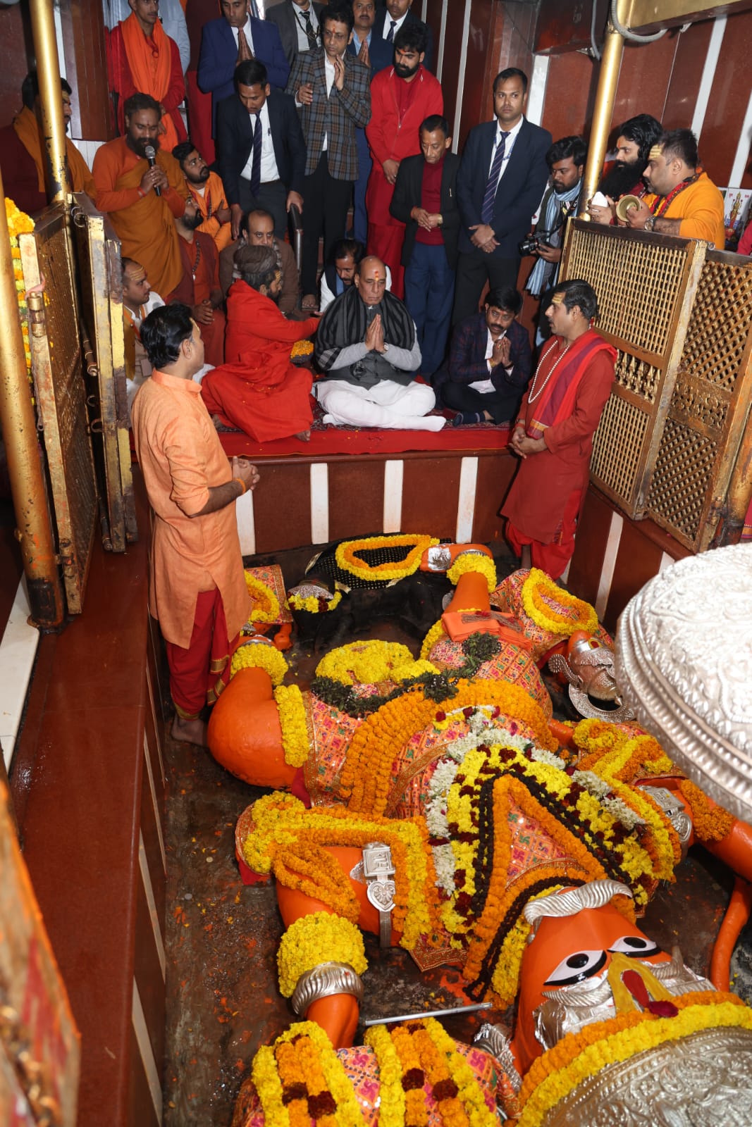 राजनाथ सिंह बड़े हनुमान मंदिर पहुंचे।