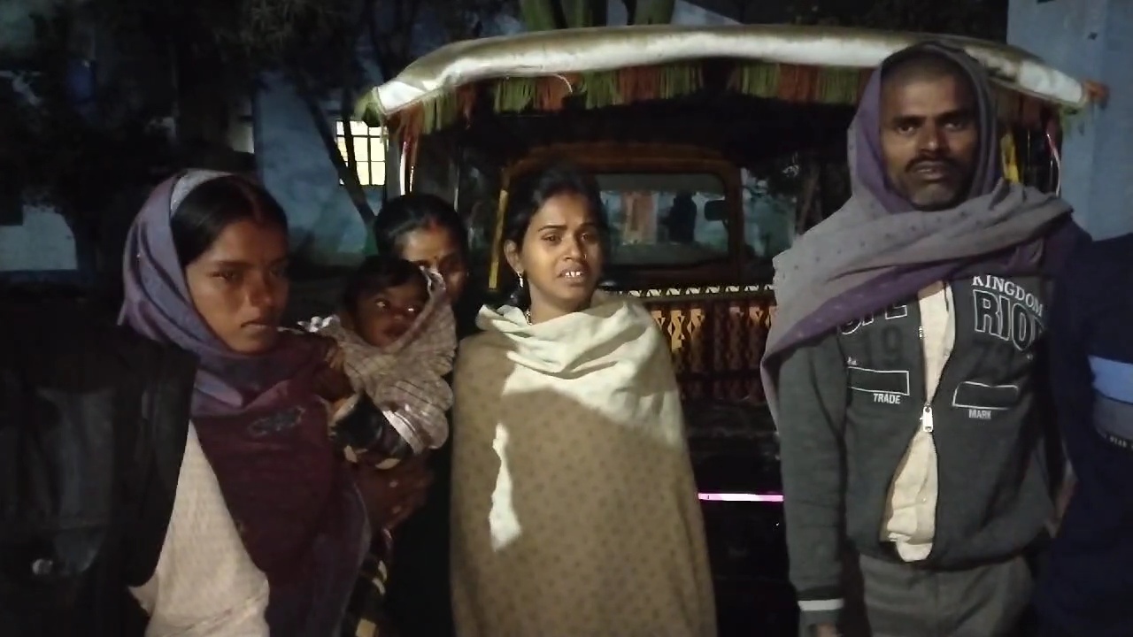 सदर अस्पताल में मौजूद परिजन।