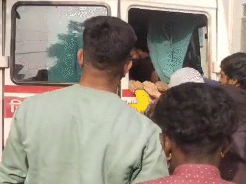 अस्पताल के बाहर एंबुलेंस का गेट लॉक हो गया। गेट का कांच तोड़कर महिला को बाहर निकाला, जिसे डॉक्टरों ने मृत घोषित कर दिया।