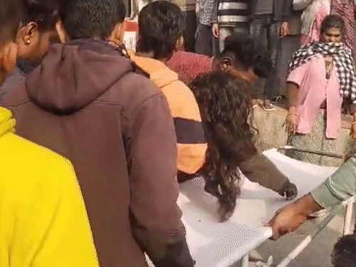 बेटे गौरव का कहना है- रवानगी के समय मां की सांसें चल रही थी, लेकिन एंबुलेंस स्टाफ की लापरवाही के कारण अस्पताल के बाहर उनकी मौत हो गई।