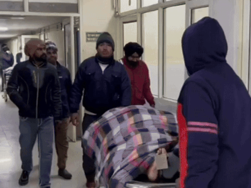 घायलों को अस्पताल लेकर पहुंचे लोग - Dainik Bhaskar