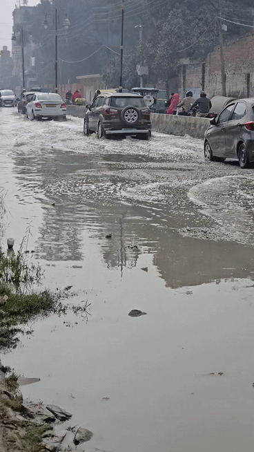 सड़क पर सीवर का पानी, मानो कोई ताल
