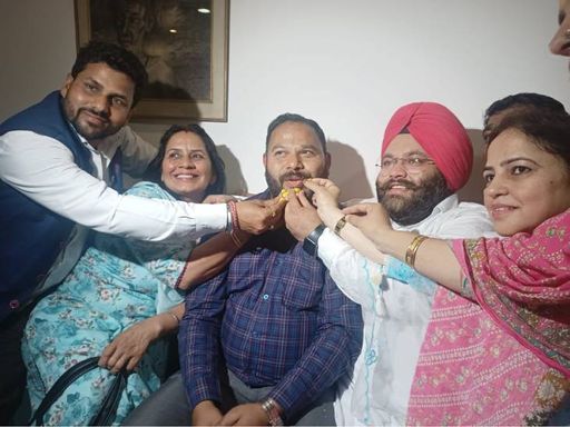 ਇਹ ਤਸਵੀਰ ਸੁਪਰੀਮ ਕੋਰਟ ਦੇ ਫੈਸਲੇ ਤੋਂ ਬਾਅਦ ਦੀ ਹੈ। ਮੇਅਰ ਕੁਲਦੀਪ ਕੁਮਾਰ (ਵਿਚਕਾਰ) ਨੂੰ ‘ਆਪ’ ਵਰਕਰਾਂ ਵੱਲੋਂ ਮਠਿਆਈਆਂ ਖਵਾਈਆਂ ਗਈਆਂ।