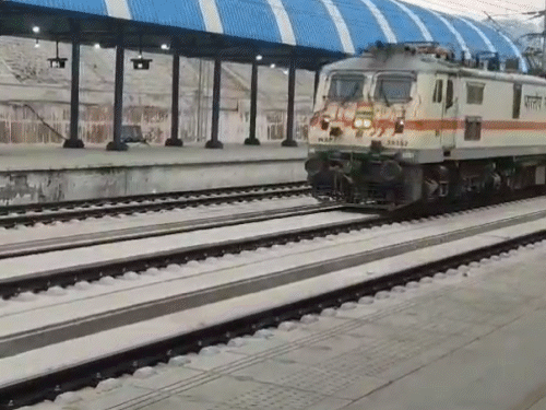 ਟਰਾਇਲ ਦੀ ਨਿਗਰਾਨੀ ਕਰ ਰਹੇ ਰੇਲਵੇ ਅਧਿਕਾਰੀਆਂ ਨੇ ਦੱਸਿਆ ਕਿ ਇਹ USBRL ਦਾ ਆਖਰੀ ਟੈਸਟ ਰਨ ਹੈ। - ਦੈਨਿਕ ਭਾਸਕਰ