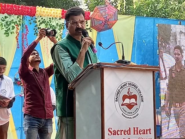 ਸਿਟਪੁਰ ਵਿੱਚ ਇੱਕ ਘਟਨਾ ਦੇ ਦੌਰਾਨ ਸੰਸਦ ਮੈਂਬਰ ਰਾਕੇਸ਼ ਰਾਠੌਰ.