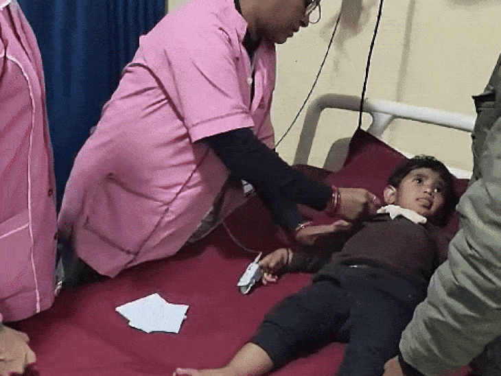 अस्पताल में इलाज करते डॉक्टरर्स।