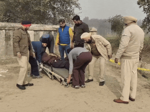 जख्मी हुए गैंगस्टर हरप्रीत को लेकर जाती हुई पुलिस। - Dainik Bhaskar