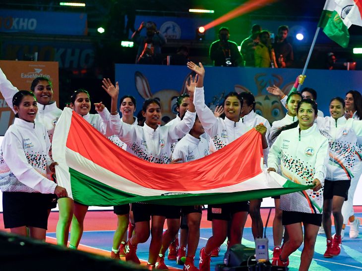 चैंपियन बनने के बाद विक्ट्री लैप करती इंडिया विमेंस टीम।