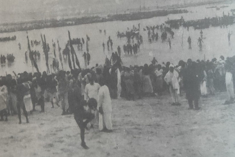 1977 कुंभ के दौरान करतब दिखाते हुए नागा साधु। फोटोग्राफर ने यही फोटो खींची थी। फोटो : स्नेह मधुर