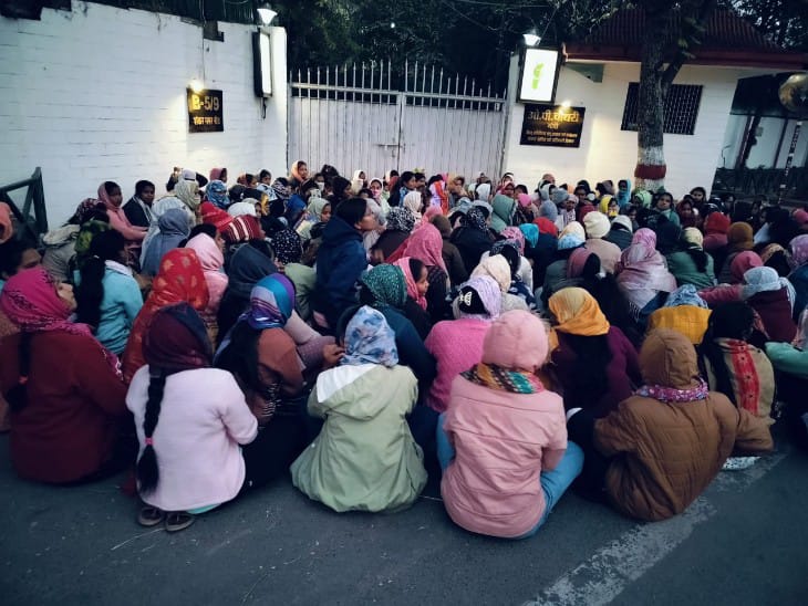 इससे पहले मंत्री ओपी चौधरी का बंगला घेर चुके हैं शिक्षक