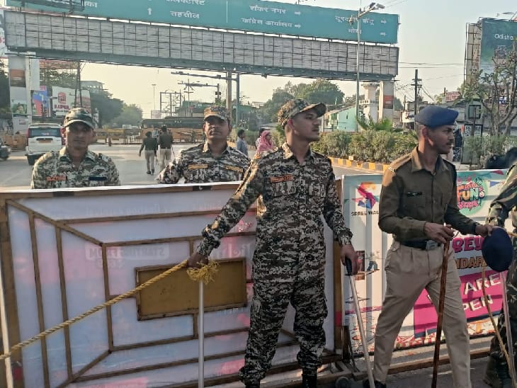 मौके पर पहुंची पुलिस ने आगे जाने का रास्ता ब्लॉक कर दिया है।