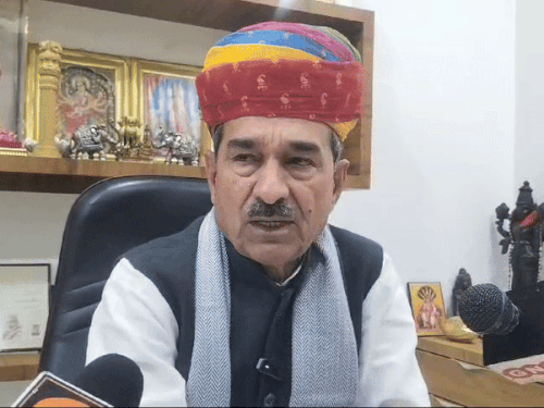 मदन राठौड़ मीडिया से बातचीत में नसीहत दे रहे थे कि जनप्रतिनिधियों को अभद्र शब्द इस्तेमाल नहीं करने चाहिए। लेकिन, बाद में खुद ही रविंद्र भाटी के लिए छुट्‌टा सांड बोल गए।