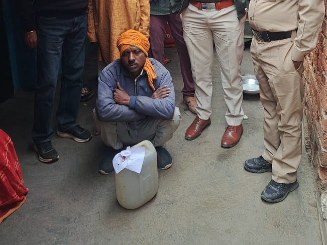 आरोपी के साथ 10 लीटर महुआ शराब बरामद।