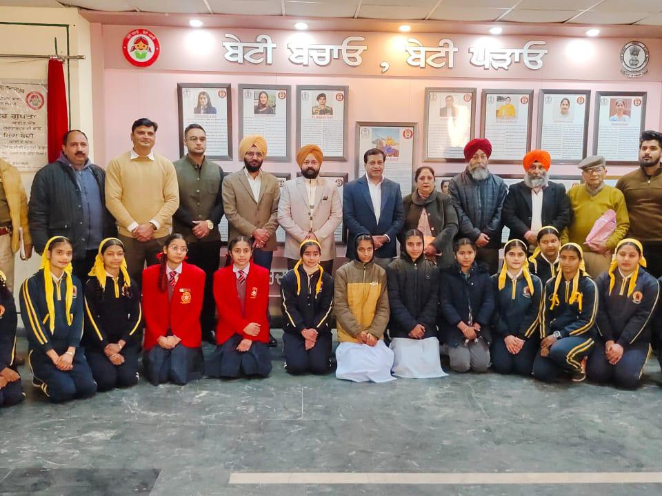 ਡਿਪਟੀ ਕਮਿਸ਼ਨਰ ਨੇ ਬੱਚਿਆਂ ਨੂੰ ਪਿੰਕ ਵਾਲ ਆਫ ਫੇਮ ਦਿਖਾਈ।