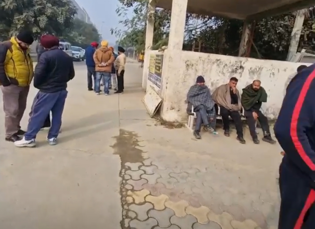 पोस्टमॉर्टम हाउस में मौजूद मृतक छात्र के परिजन।
