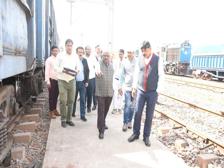 रेलवे के जीएम ने अधिकारियों की ली क्लास - Dainik Bhaskar