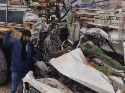 क्षतिग्रस्त पिकअप में ड्राइवर बुरी तरह फंस गया था, जिसे क्रेन की मदद से करीब आधे घंटे बाद निकाला गया।