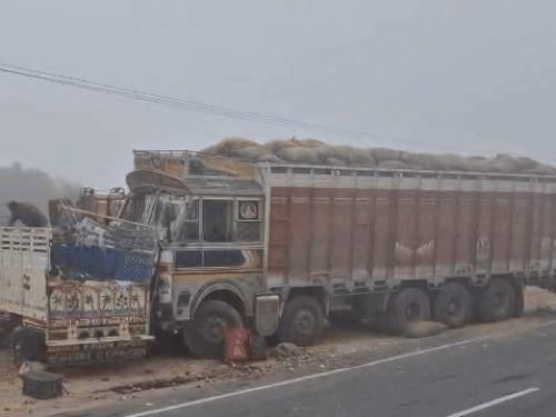 नागौर के मारवाड़ मूंडवा में ट्रक से टक्कर के बाद पिकअप में सवार पांच लोगों को निकालने में पुलिस को काफी मशक्कत करनी पड़ी।