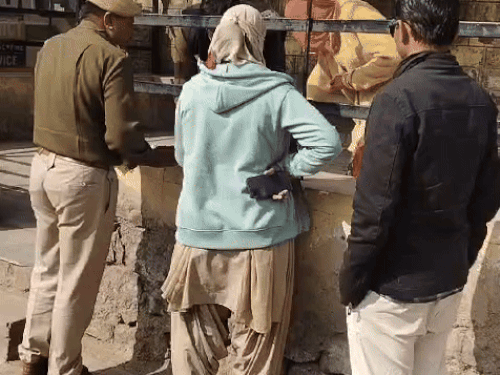 सोमवार सुबह पोस्टमॉर्टम के बाद बच्चे का शव परिजनों को सौंपा गया।