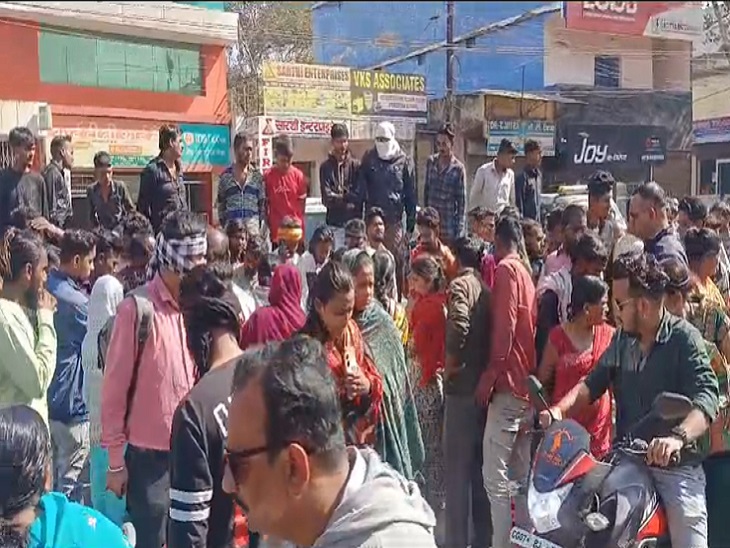 दुर्घटना स्थल पर मौजूद लोगों की भीड़
