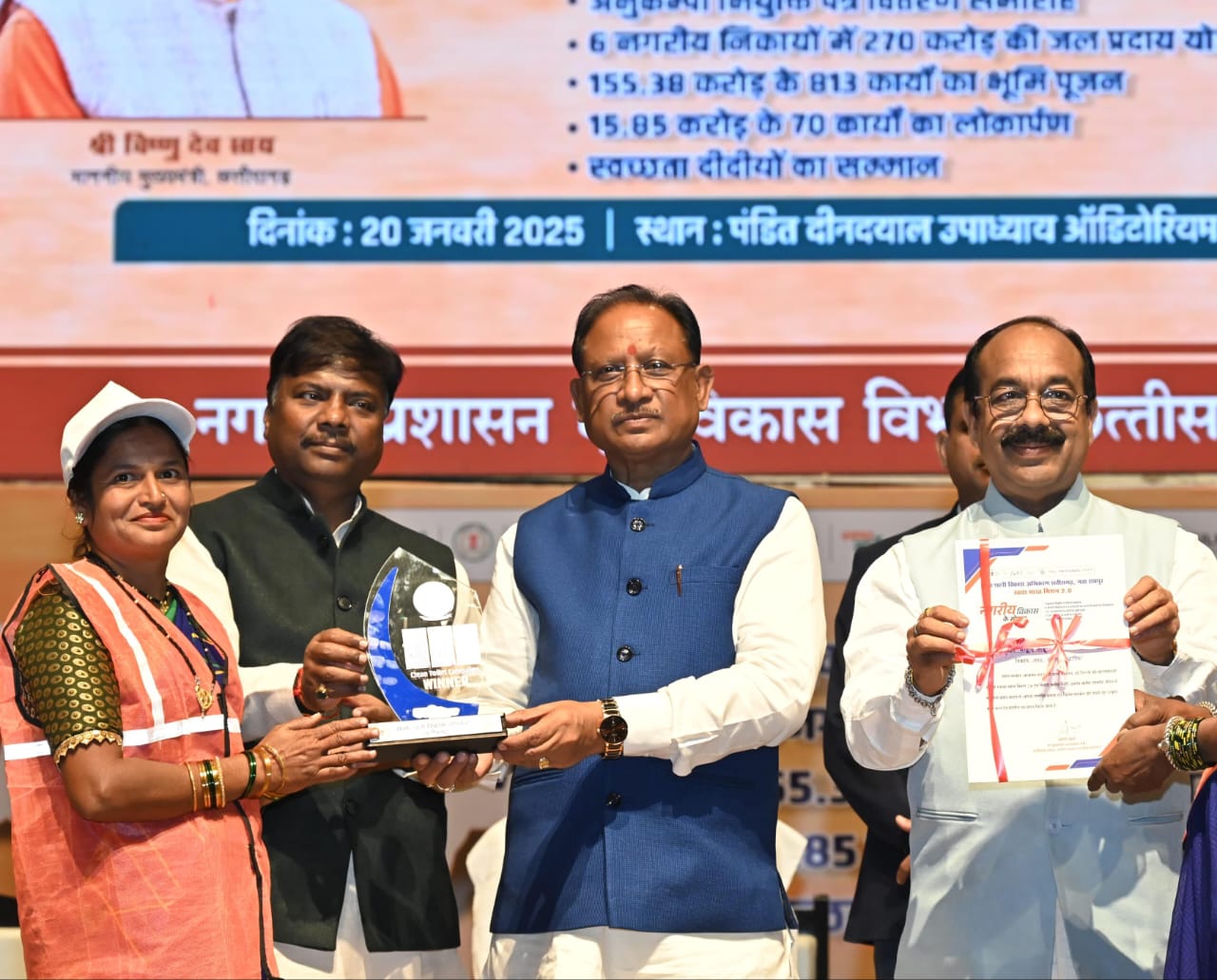 सफाईकर्मी महिलाओं का सम्मान किया गया। ये डोर टू डोर कचरा कलेक्शन करती हैं।