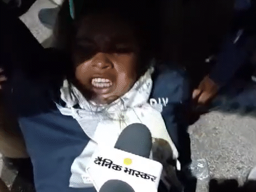 रायपुर में महिला शिक्षक को उठाकर ले जाती हुई पुलिस।