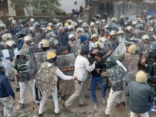 महामाया पहाड़ी पर हंगामे के बीच पुलिस ने हल्का बल प्रयोग भी किया।