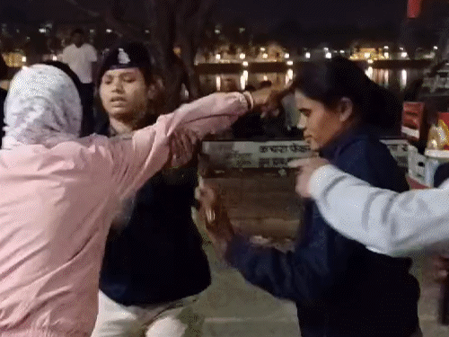 शिक्षकों पर शक्ति प्रदर्शन कर उन्हें सड़क से उठाकर बस में भरकर ले जाया गया।