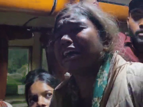 बस में भरकर शिक्षकों को मरीन ड्राइव से ले जाया गया। इस दौरान महिला शिक्षक रोती रही।